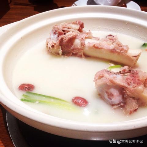 钙片和牛奶哪个含钙高更容易吸收,儿童补钙牛奶和钙片哪个好