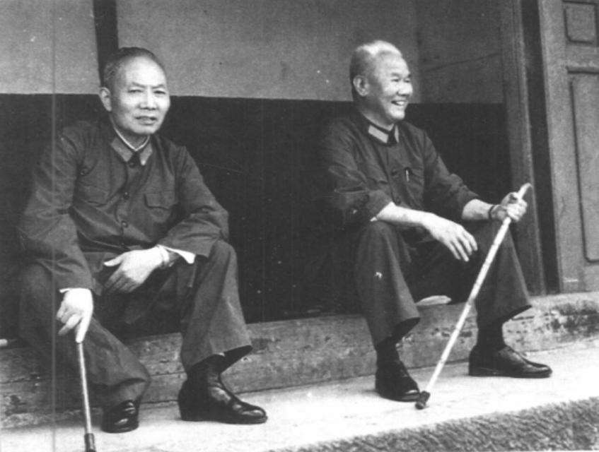 一八路军*长首**重伤被围，开枪自戕未成，伪军低声放话：我想法救你