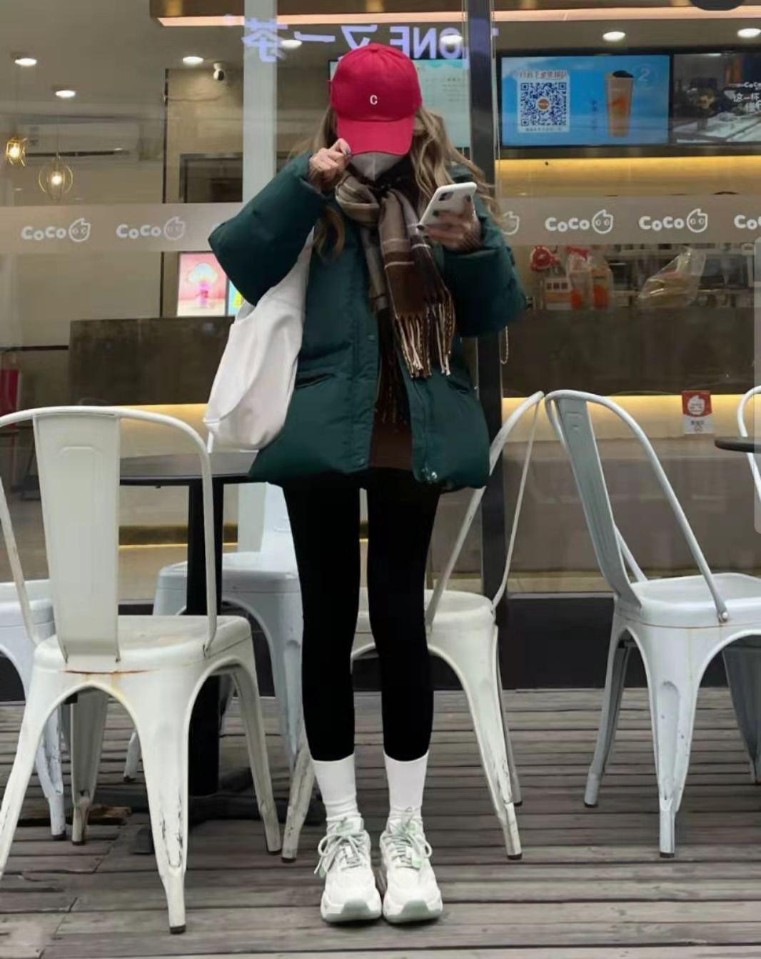 长款羽绒服搭配鲨鱼裤好看吗,香槟色羽绒服搭配灰色鲨鱼裤