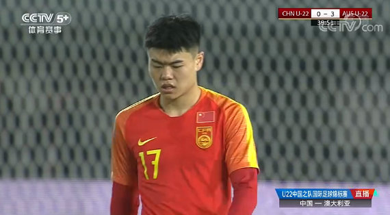 恒大国脚被打回原形！连续2次射门直冲看台球迷：赶紧解散吧