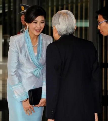 “最美总理”英拉送新年祝福，穿唐装太气质，53岁状态绝了