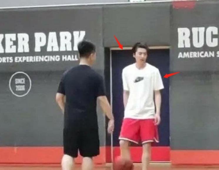 蔡徐坤跟郑恺打篮球的视频,蔡徐坤和郑恺打篮球视频