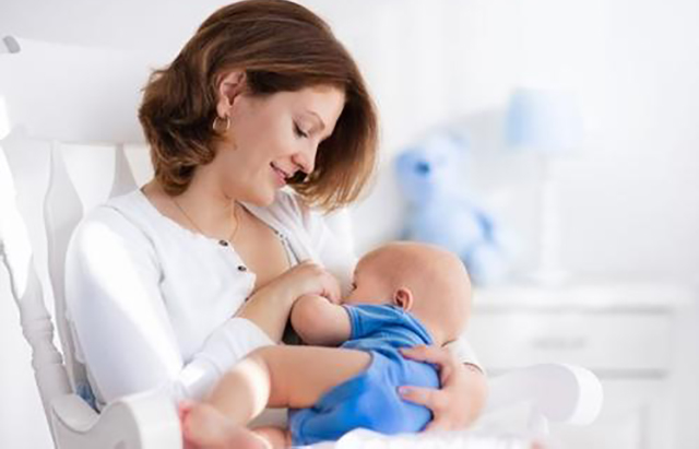 为什么宝宝出生就分泌奶水,宝宝一出生为啥就会吃奶