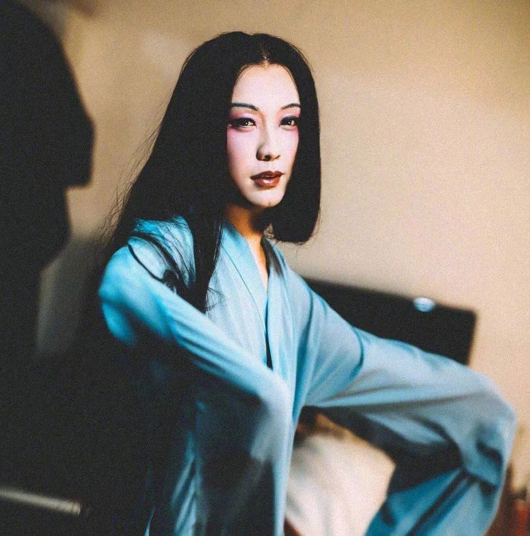 李玉刚浓妆艳抹图片,李玉刚年轻照图