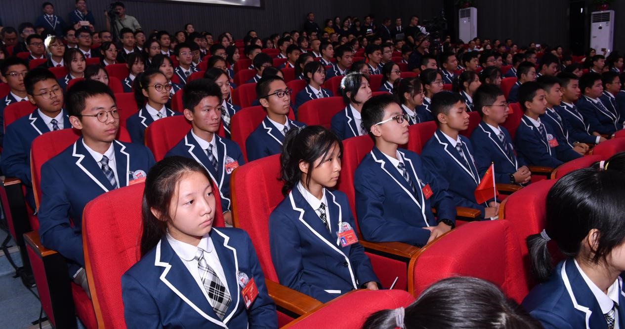 国庆又校庆，胡葆森先生为郑州建业外国语中学的学生上了第一课