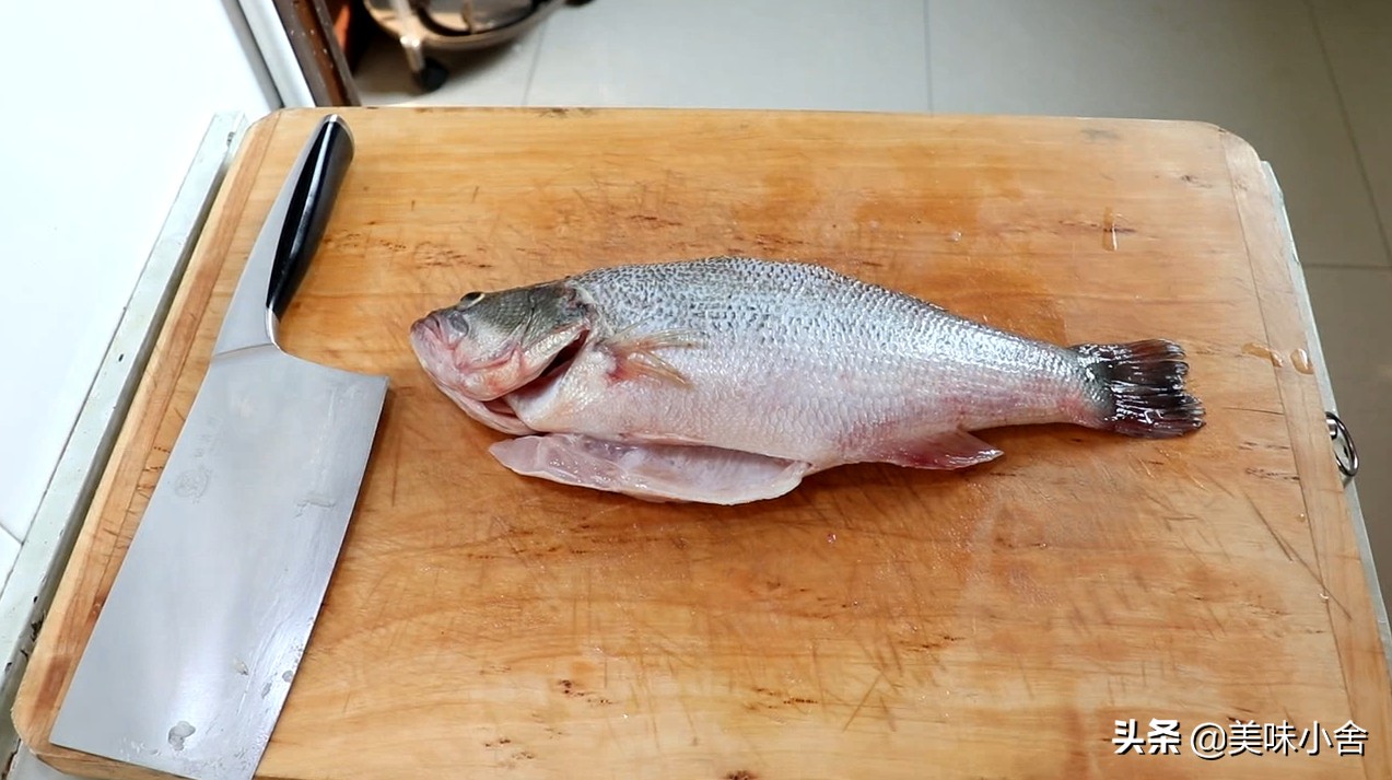 清蒸鲈鱼的正确做法鲜嫩无腥味,大厨教你清蒸鲈鱼的正确做法