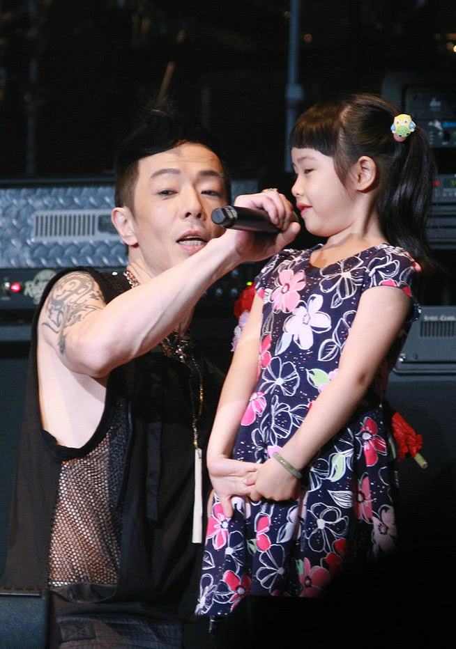 黄贯中的暴躁父亲：砍伤妻子暴打儿媳朱茵，逼得儿子说弑父言论