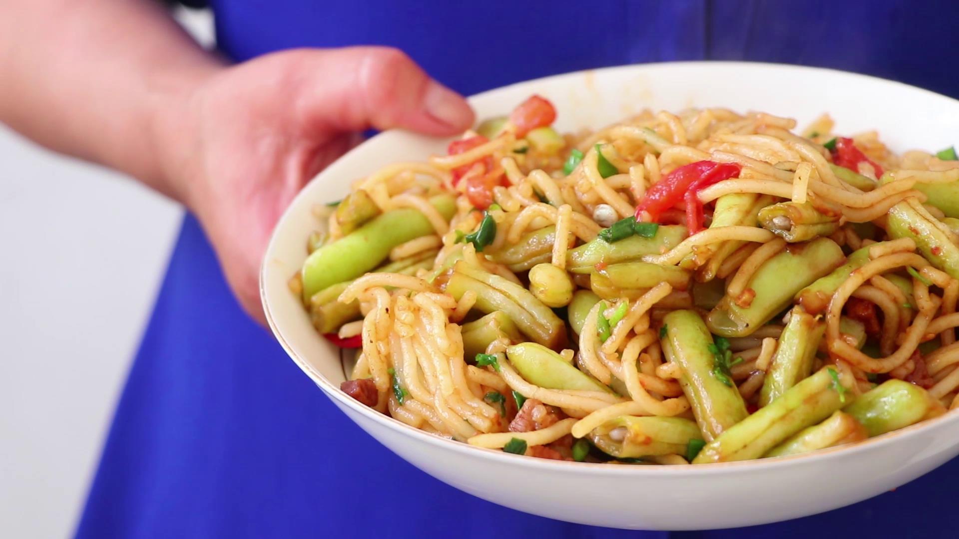 豆角焖面怎么做才不粘,手擀面豆角焖面如何让面条不粘