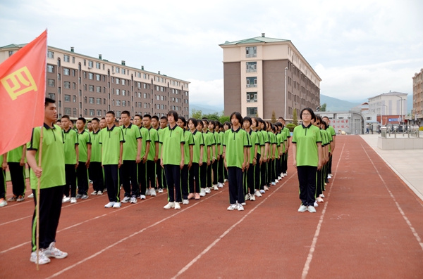市一中举办新生军训总结大会,龙会中学军训汇报表演