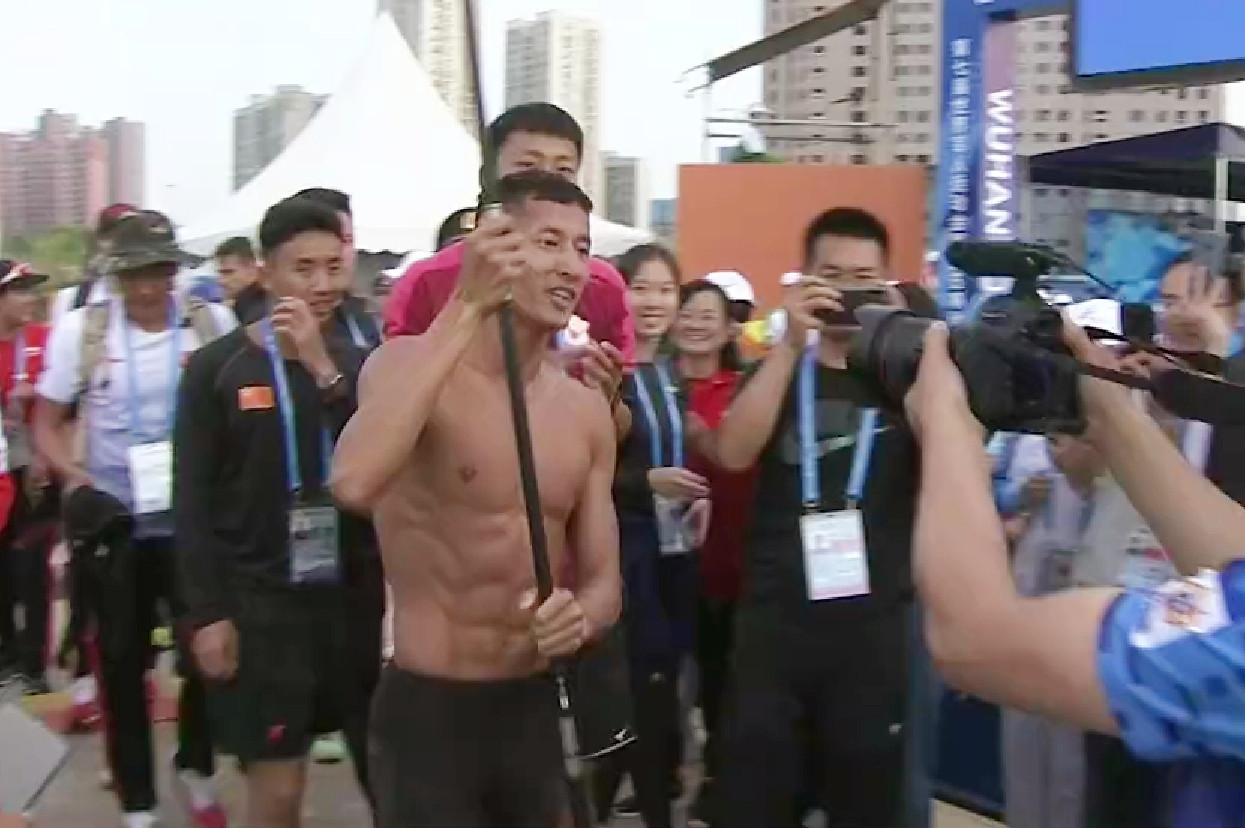 太帅了！军运会障碍跑男选手肌肉亮眼，跑完后躺垫“挣扎”太抢镜