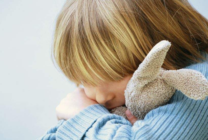 孩子爱挠人，需综合分析内因及外因，巧用“三不”原则改掉坏习惯