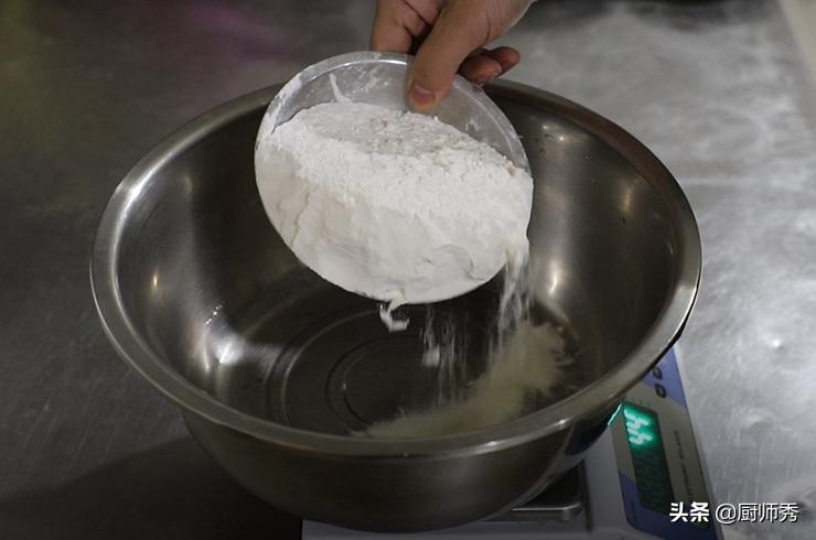 手擀面条用什么水和面更筋道,面条怎样做有劲道不易断