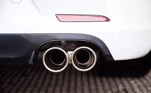 开车排气管总是有异响是怎么回事,汽车排气管有一点黑灰算是正常吗