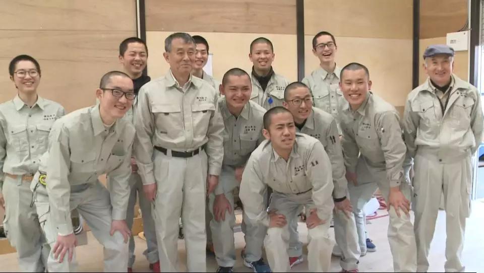 8年不许用手机不许恋爱,他痛骂过的60个光头后来都成了日本大师