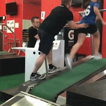 妹妹因为压力大哭了很久怎么安慰,妹妹受伤疼痛难忍姐姐心疼