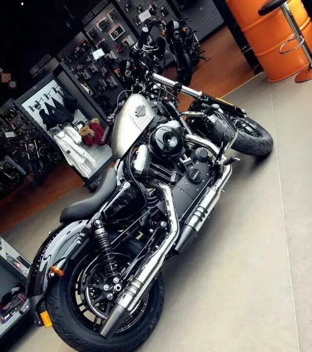 拿下哈雷1200排量V72，油箱只有7.8升，摩旅别想，但是这车简直了