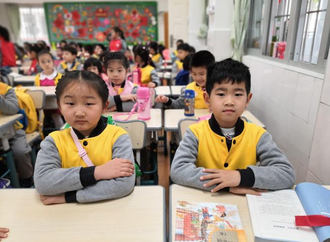 学生名字里全是“马”,老师上课点名“6匹马来了吗”,逗笑网友