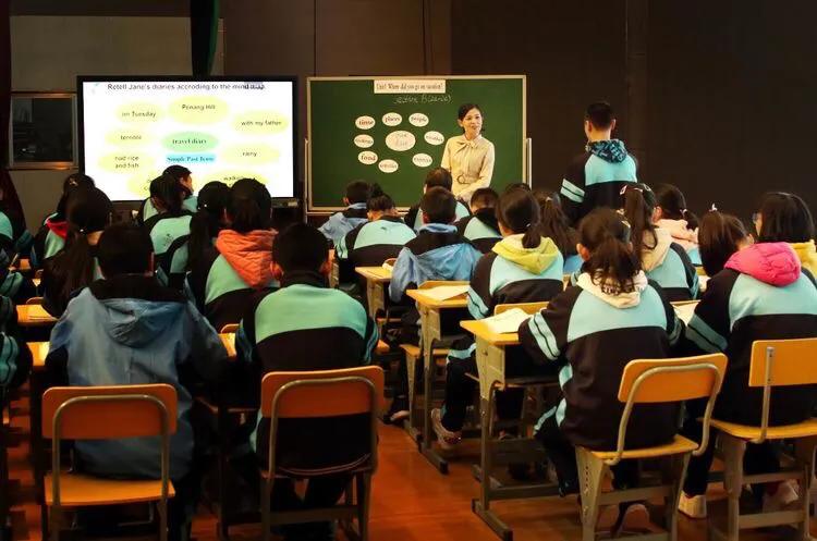 巴陵郡三湘四水英才聚，香樟园高谈阔论红烛燃