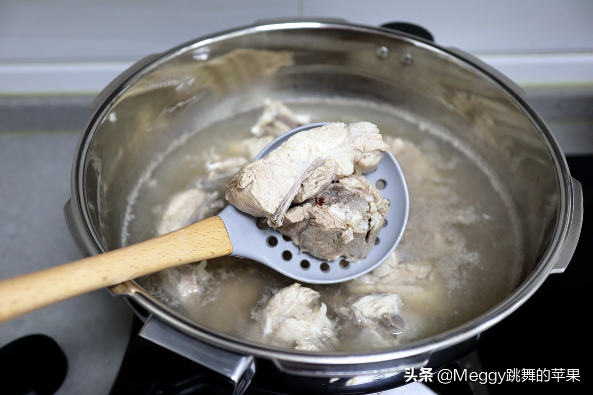 降温了，用15分钟炖锅骨肉相连，比排骨实惠，比棒骨香，全家解馋