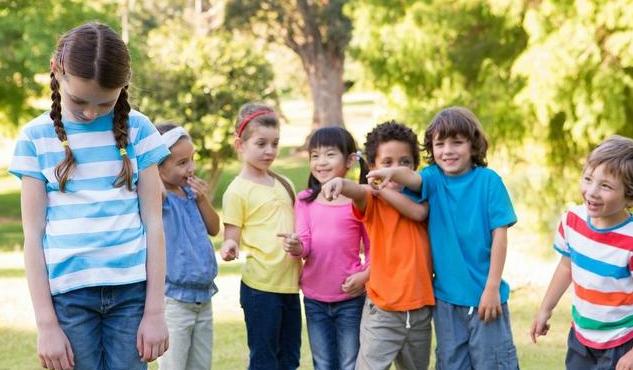 孩子被同桌欺负需要换同桌吗,孩子被同学欺负高情商妈妈这样做