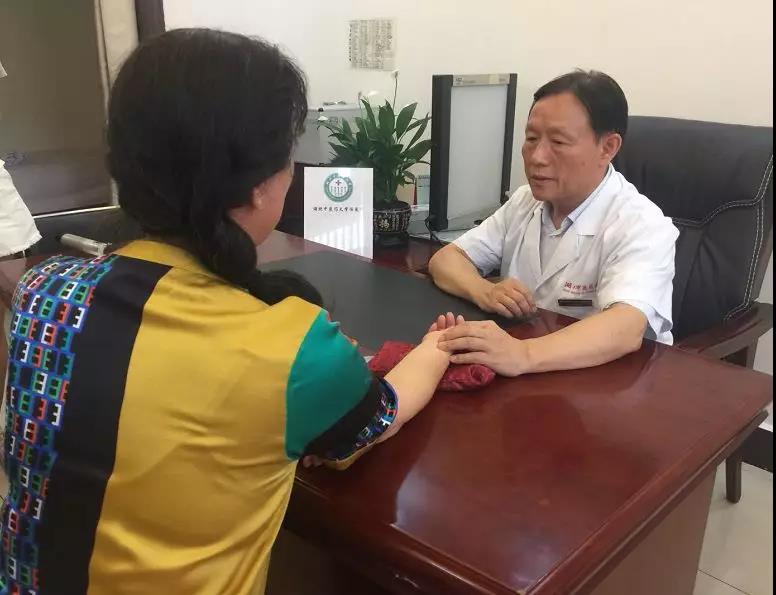 妙!湖北一女士随时晕倒,他一针扎好!