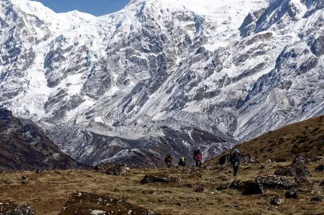 户外徒步鞋颜色怎么选,户外徒步什么样鞋合适