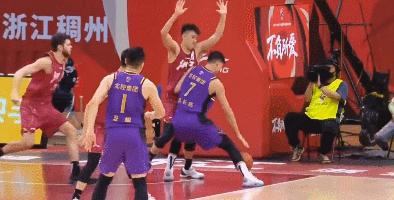 北控遭争议判罚！对手逃过一劫，马布里摇头苦笑+冲裁判喊话