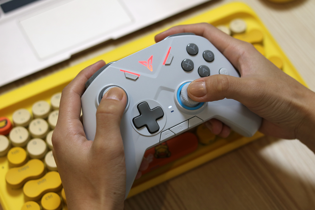 飞智黑武士2手柄指套,支持体感的手机游戏