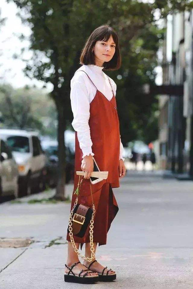 冬季内搭裙丝绒裙,女人别穿太花哨这样穿气质显洋气