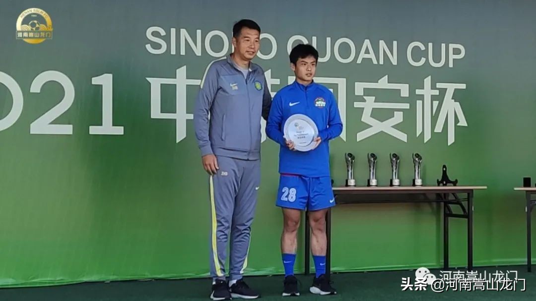 文武双全化铭灿:书法作品频频获奖球场上的偶像是伊涅斯塔