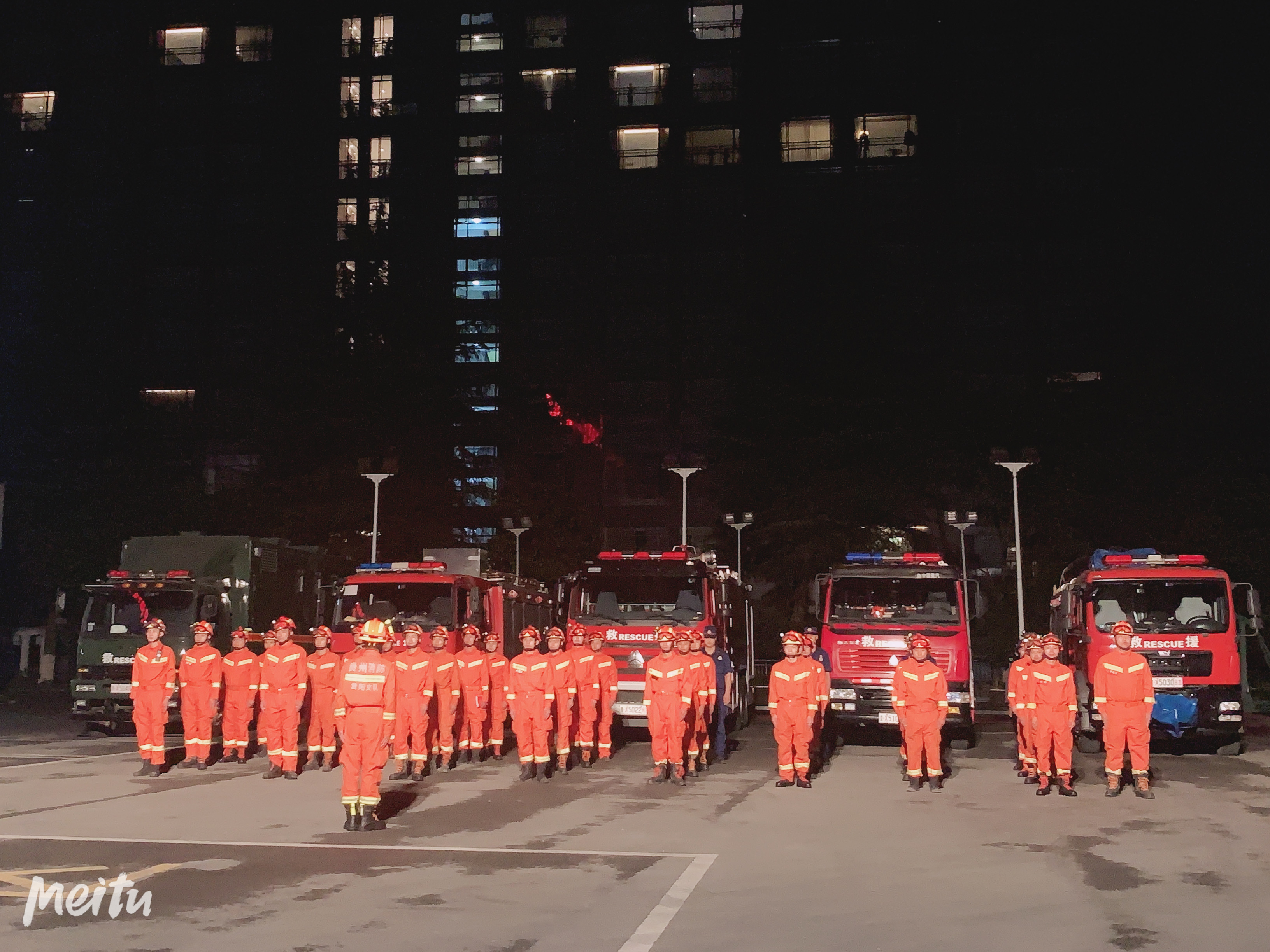 贵州*防队消**深夜集结驰援四川至今仍坚守抗洪一线