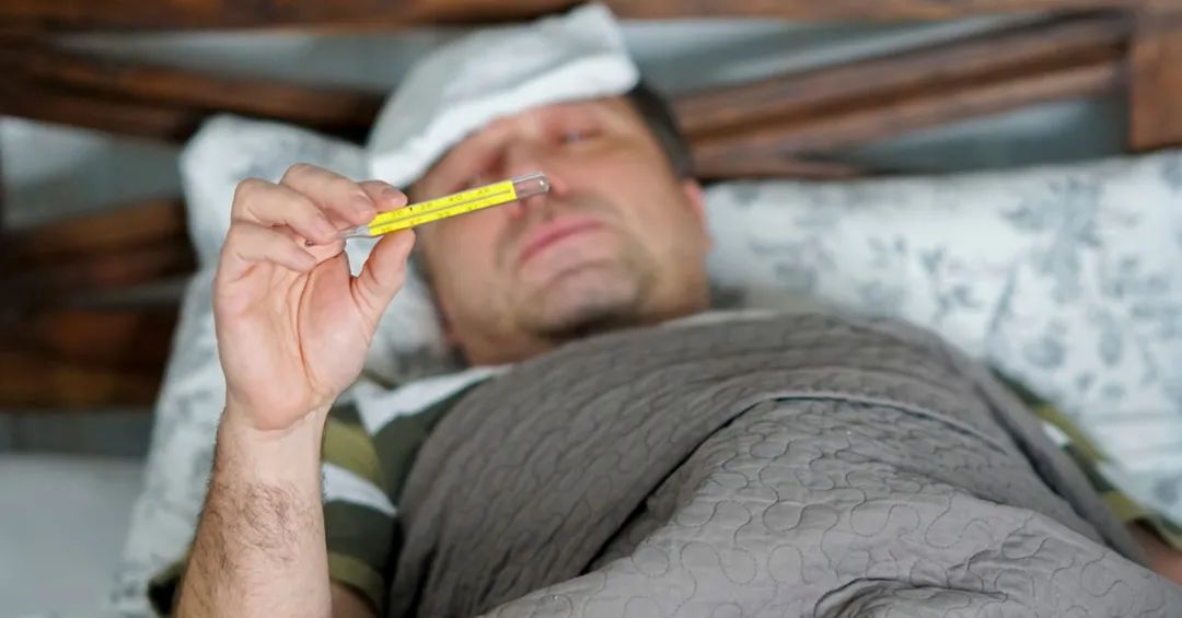 喝酒后冻死是怎么回事,喝酒第二天发冷发热是怎么回事