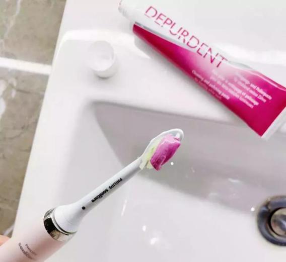 倪妮泳装露齿笑又迷倒一票人！湿法风格突然走火，牙白才敢这样玩