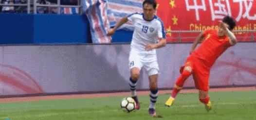 韦世豪恶劣飞铲动作惹众怒，国足险将中国杯友谊赛踢成“友尽赛”