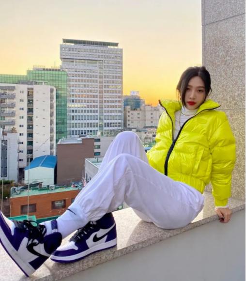 穿上球鞋比泫雅还顶?韩国又一女鞋头崛起,网友称她“性感*弹炸**”