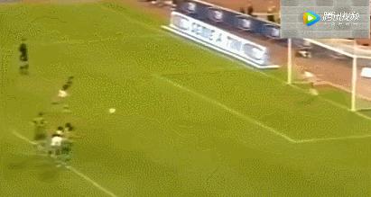 当c罗看到梅西惊人表现,对c罗和梅西的截然不同评价