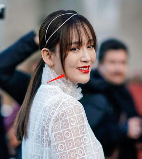 明星为何不除皱纹，热巴捧场纹好重，郑爽木偶纹完全不对称