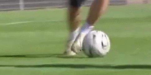 梅西观看自己过人,梅西过人的搞笑视频