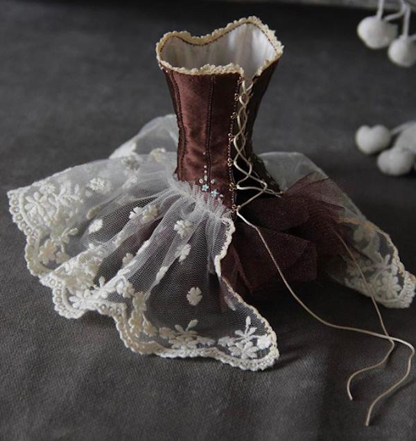 老爸酷爱芭比娃娃？微缩家具做到痴迷！