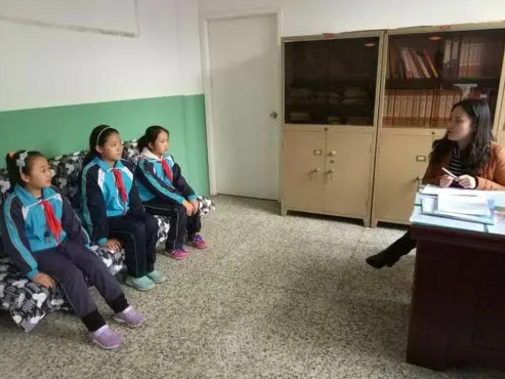 女教师训诫学生视频,女教师霸气处理校园霸凌