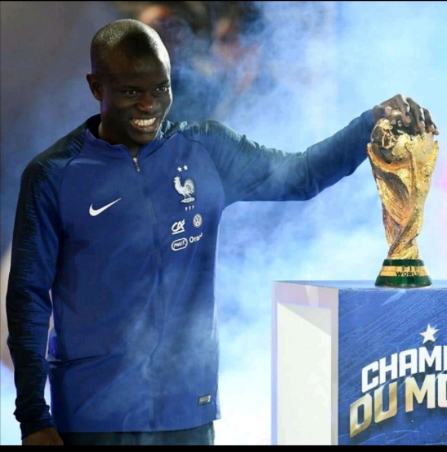 梅西除了踢右边锋还踢什么位置,现役的中场梅西