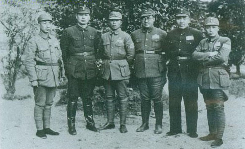 鲁迅都为*共中**作出过哪些贡献，被陈赓称为“特殊的情报员”？