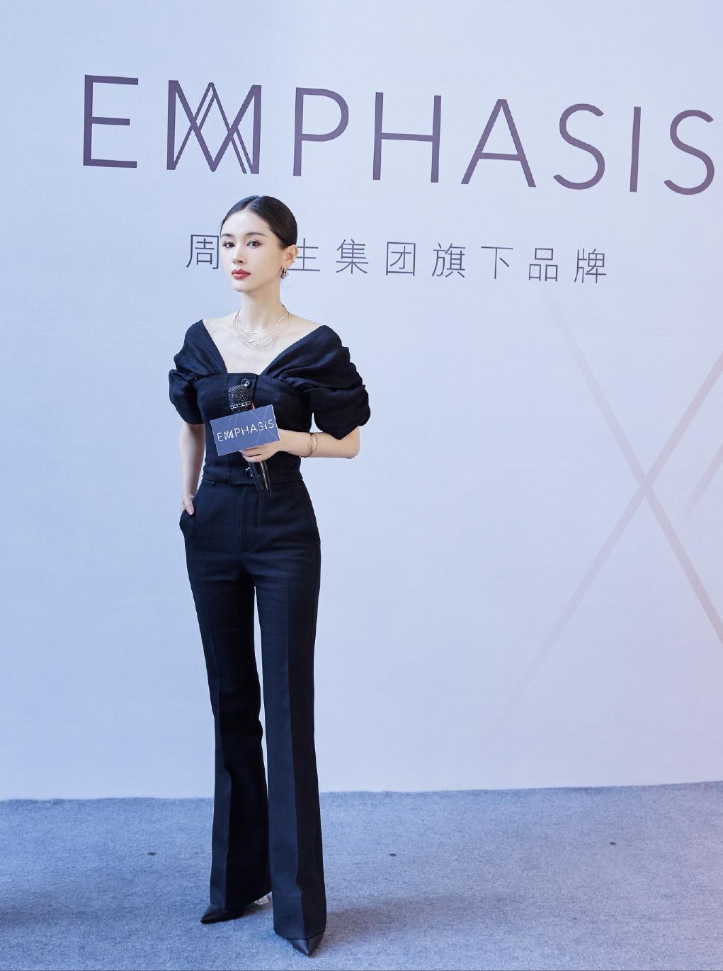 微胖女生穿显腿长又瘦的裤子,微胖小个子穿的微喇牛仔裤