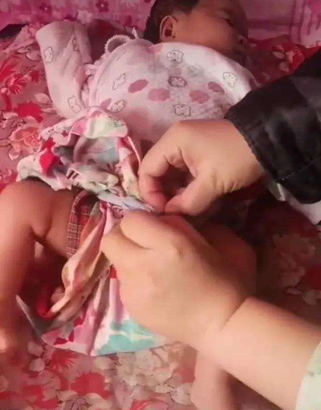 宝妈自制尿兜走红,还晒图炫耀,新手妈妈给宝宝护理臀部时该注意