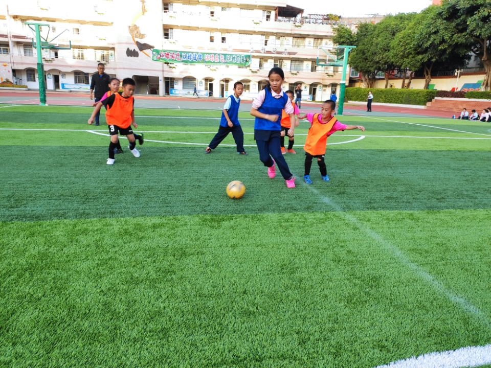 让我们去踢足球吧,我们正在踢足球