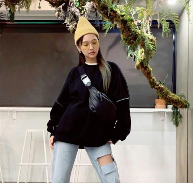 杨丞琳穿牛仔裤的视频,杨丞琳穿红鞋拼色牛仔裤