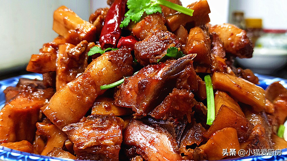 腊鸡怎么炖好吃视频,茶树菇焖腊鸡咸香适口非常下饭