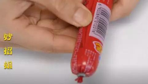 原来火腿肠的金属环下有个“小机关”，轻轻一拉，3秒剥一根！