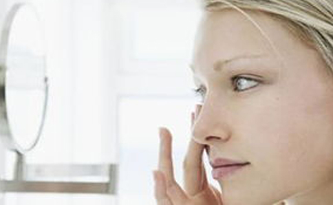 隐形眼镜哪些比较好看,初戴隐形眼镜选择什么牌子比较好