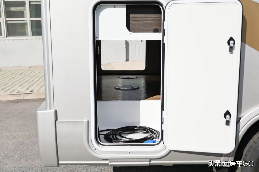 这台房车有5种充电方式，车内电器语音控制，卫生间也是干湿分离